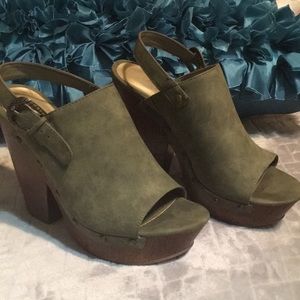 Hot olive green Guess wedged heels!